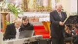 Karel Košárek s Františkem Šmídem za klavírem, zpívá Richard Novák