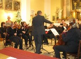 Tišnovský komorní orchestr a Olga Procházková na \"pódiu\" zdejšího kostela