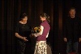 Lenka Pavlíčková předává květiny od pořadatele