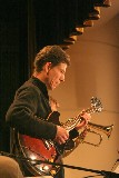 Vilém Spilka hraje na kytaru vysloveně jazzově