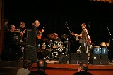 Ruchadze Band na pódiu tišnovského sálu