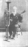 Václav Veverka krátce před smrtí, při interpretaci oslavné hymny Dech lokomotivy. Bratranec František, který hraje na kontrabas a rozličné dobové bicí nástroje, se fotografovi do záběru bohužel nevešel (cca 1848).