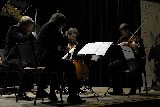 Houslisté zády, čelně Vladimír Fortin (violoncello) a Petr Holman (viola)